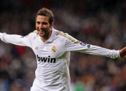 开云体育平台APP-F1新赛季揭幕战之夜，巴斯托尼关键时刻站出来，诠释何为唯一性