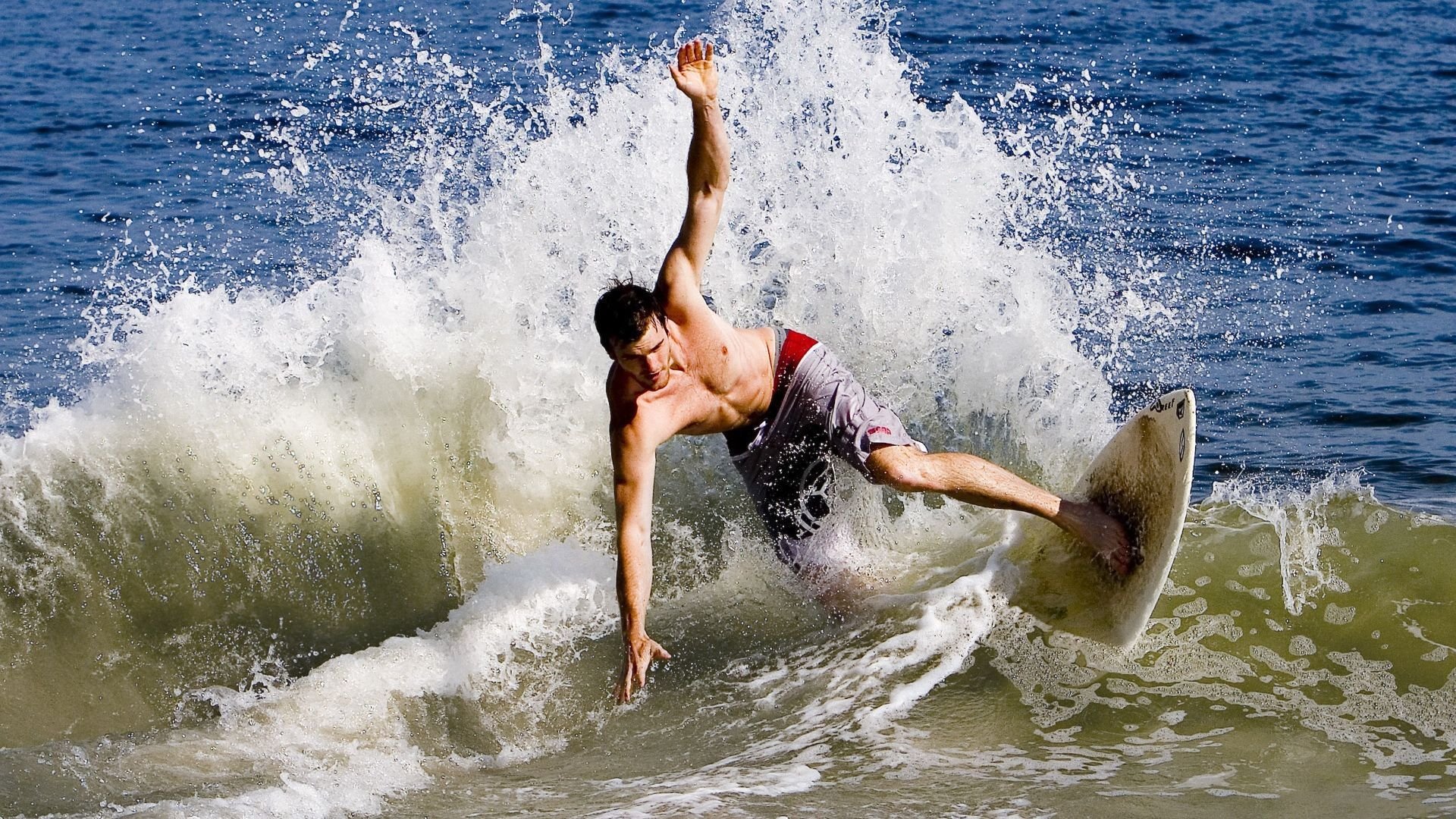 赛道上的权力更迭，拉塞尔统治全场，红牛逆转阿斯顿马丁