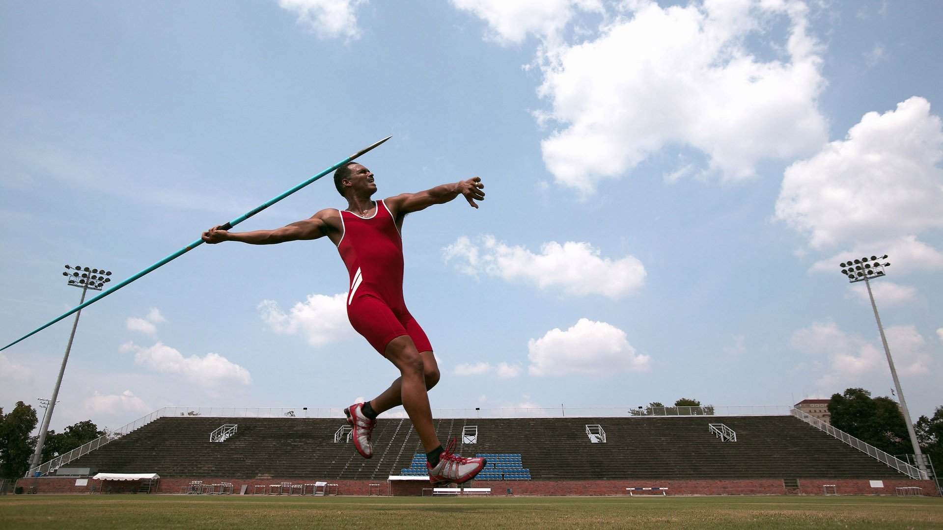 佩雷兹绝地反击点燃赛场，威廉姆斯战术横扫雷诺车队
